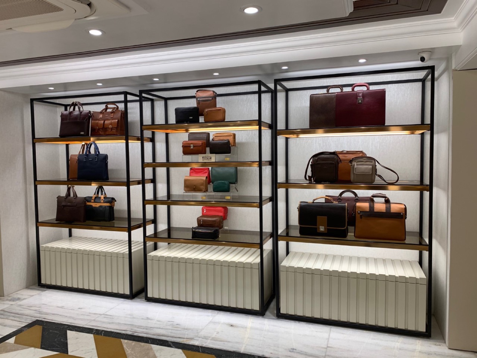 On leather care, in five movements